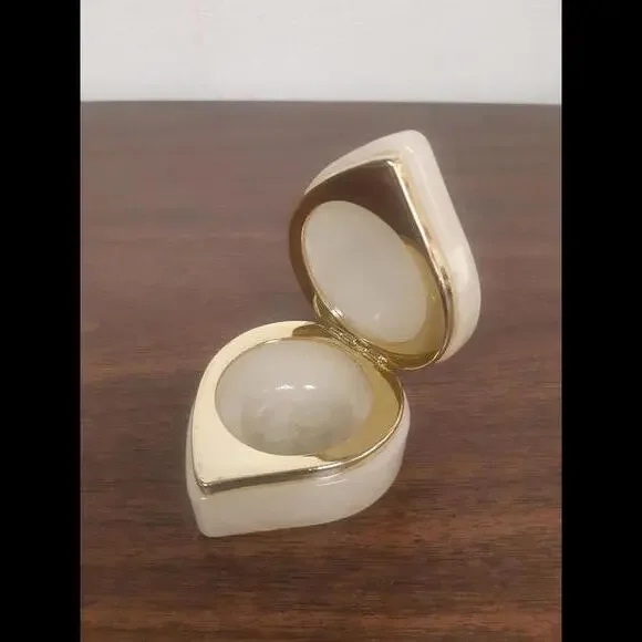 Elegant Vintage Decorative Make up Set: Purple Vase, Necklace, and Charm Box - Picture 5 of 8